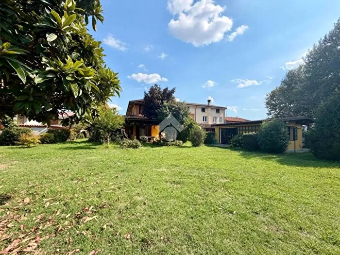 Casa quadrilocale in vendita in Via De Gasperi, Quinzano D'Oglio