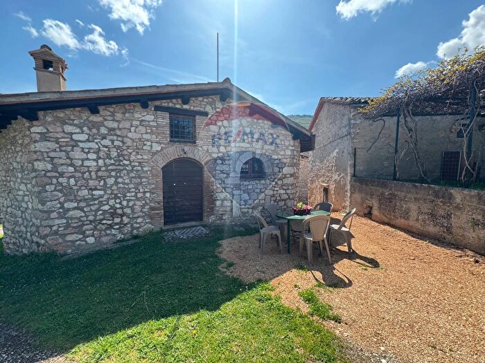 Casa trilocale in vendita in Località Ponze Snc, Trevi