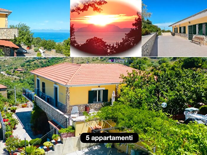 Appartamento con 12 locali in vendita in Via San Leo, Castellabate