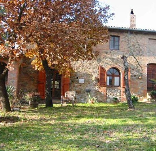 Casa con 6 locali in vendita in Ficulle