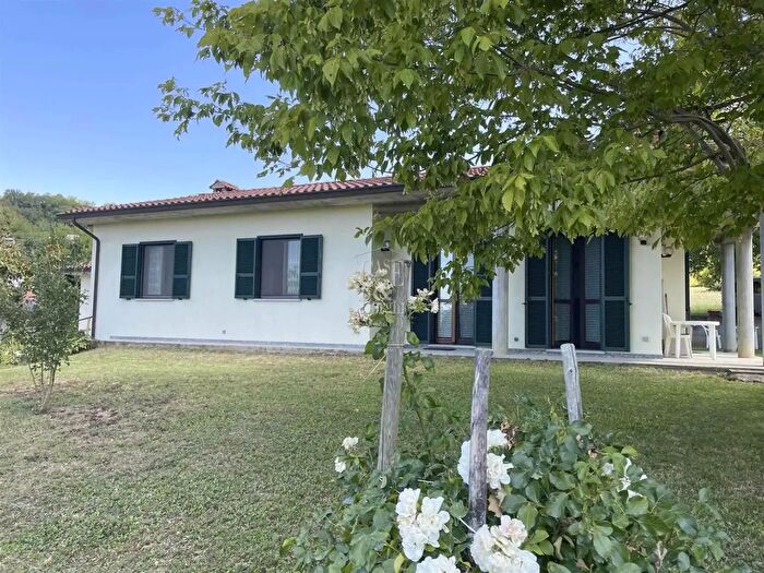 Casa con 6 locali in vendita in Menconico