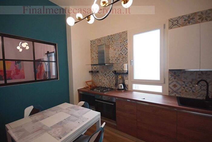 Appartamento trilocale in affitto in Via Pallone, Verona