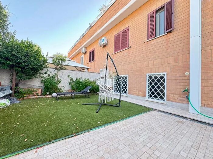 Appartamento trilocale in vendita in Via Guglielmo Rondelet, Roma