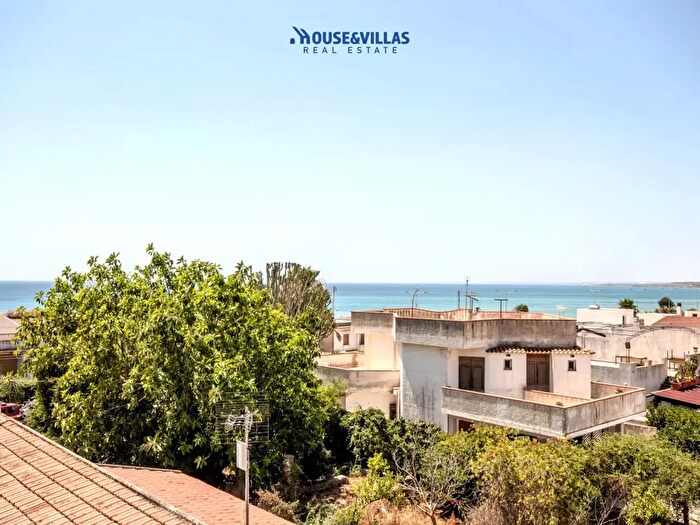 Casa con 7 locali in vendita in Via delle Viole, Noto