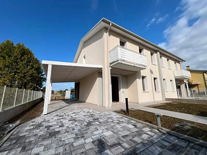 Casa con 7 locali in vendita in Via degli Alpini, Albettone