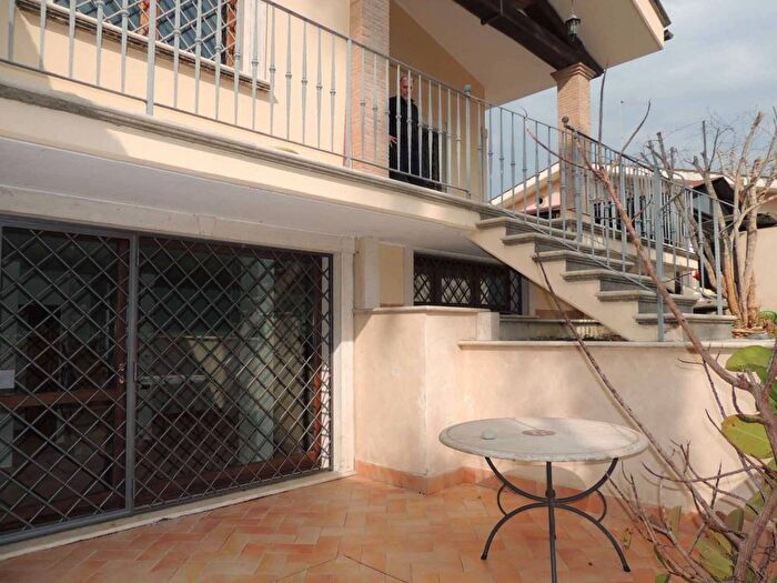 Casa quadrilocale in affitto in via Merano, Infernetto, Roma