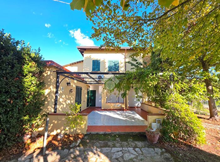 Casa con 7 locali in vendita in Cda Tore, Dugenta