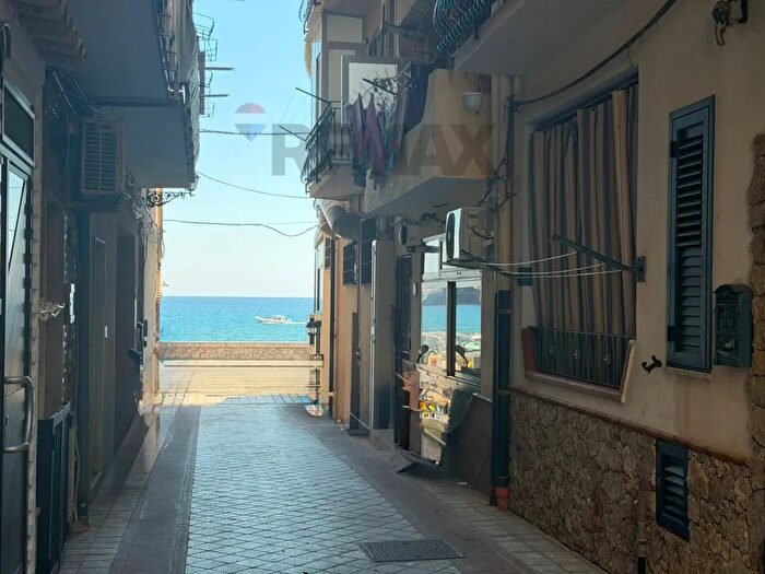 Appartamento quadrilocale in vendita in Vicolo dei Fabbri Ferrai, Giardini Naxos