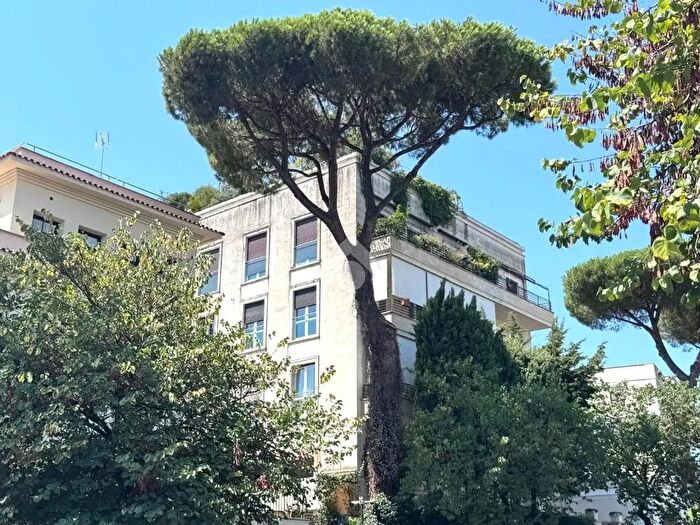 Appartamento trilocale in affitto in Via Giacinto Carini, Roma