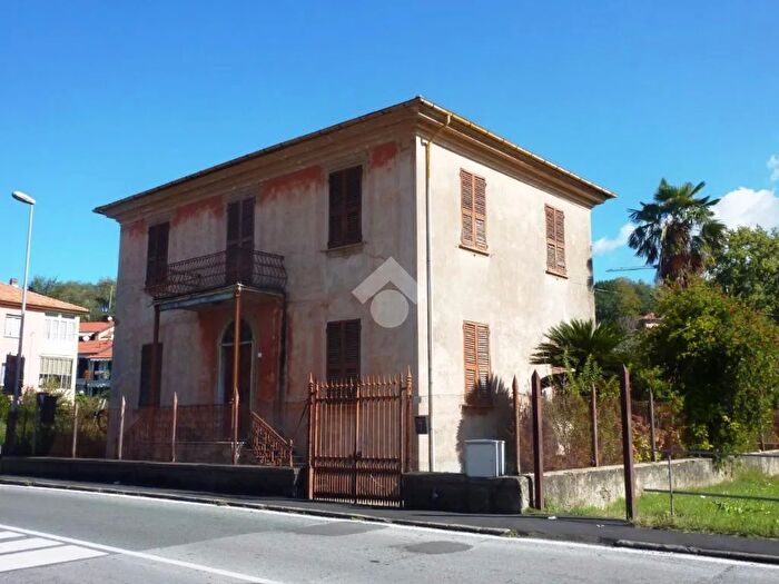 Casa con 8 locali in vendita in Corso IV Novembre, Cogorno