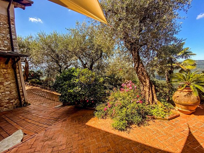 Casa con 9 locali in vendita in Camaiore