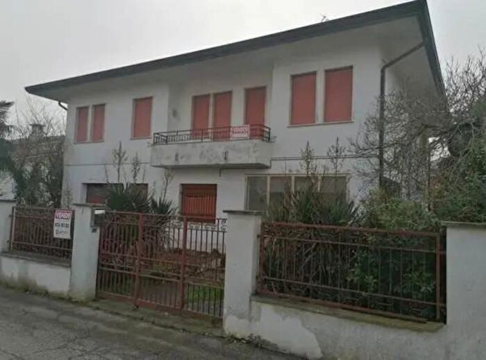 Casa con 6 locali in vendita in Via Lampertheim, Adria
