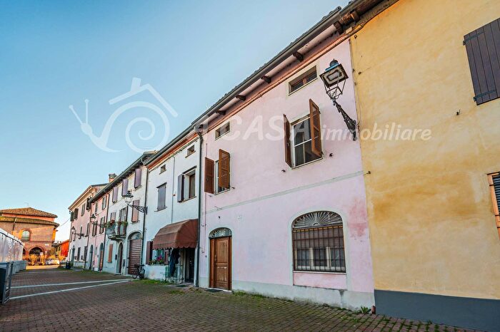 Casa con 9 locali in vendita in Polesine Zibello