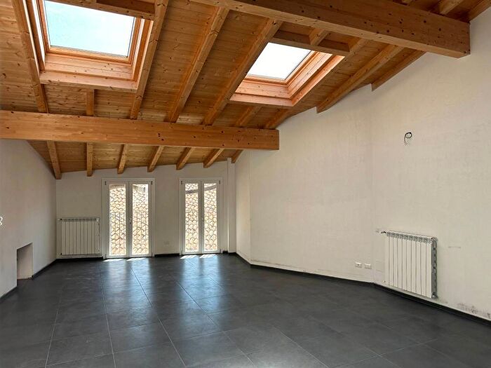 Appartamento bilocale in affitto in Albese con Cassano