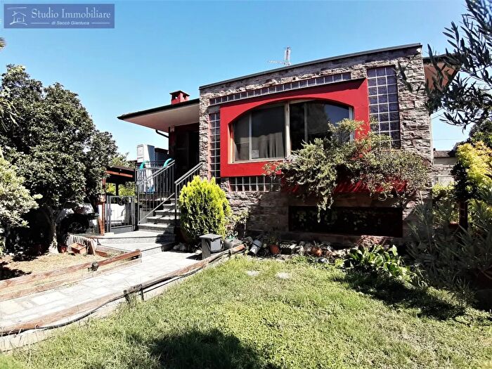 Casa quadrilocale in vendita in Via Giacomo Puccini, Casteggio