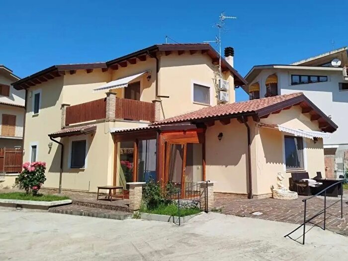 Casa con 6 locali in vendita in Via Europa, San Martino Sulla Marrucina