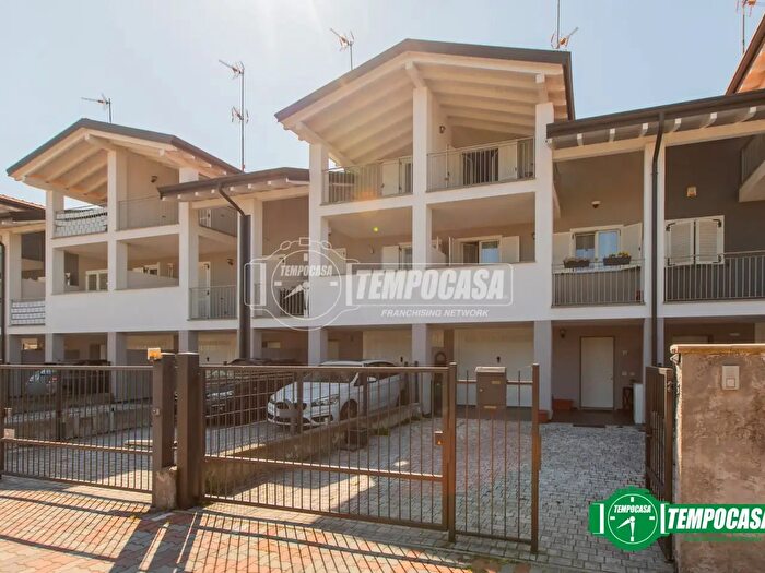 Casa trilocale in vendita in Via Strera R, Oleggio