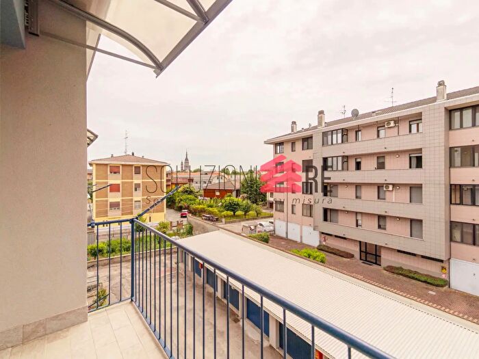 Appartamento trilocale in vendita in Via Indren, Novara