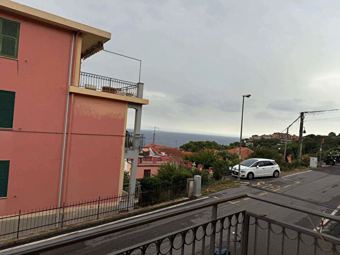 Appartamento quadrilocale in vendita in Via Mille Lire, Bergeggi