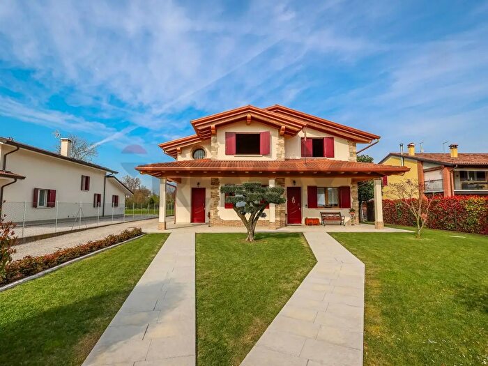 Casa con 8 locali in vendita in Via Scappacchiò Est, Saccolongo