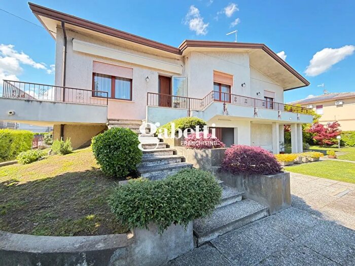 Casa con 9 locali in vendita in Agna