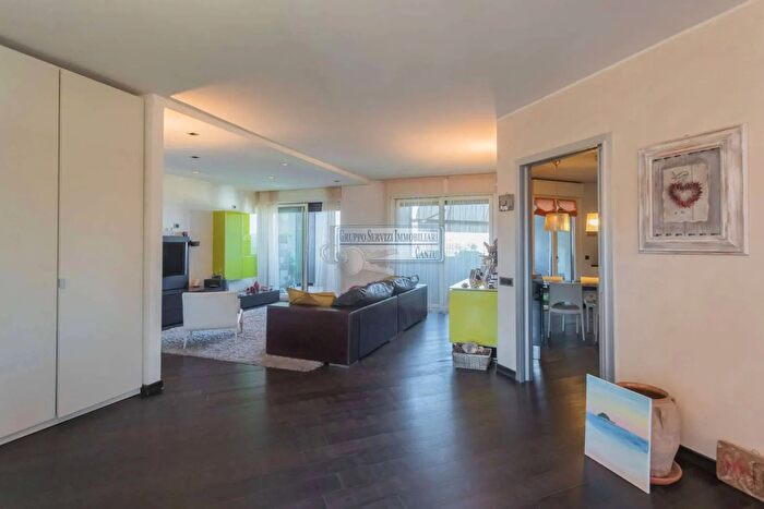 Appartamento con 8 locali in vendita in Corso Unità dItalia Cantu, Cantu