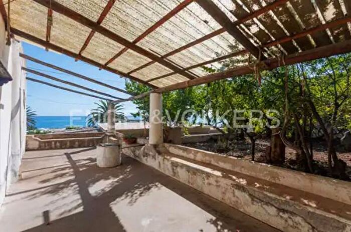 Casa trilocale in vendita in Via Pola, Lipari