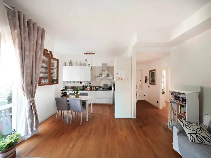 Appartamento trilocale in vendita in Via Cesana E Villa, Biassono