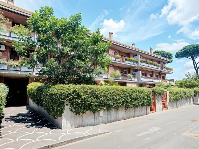 Appartamento quadrilocale in vendita in Via Andrea Millevoi, Roma