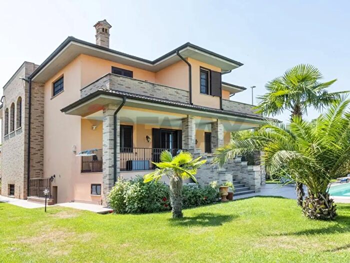 Casa con 7 locali in vendita in Via Grazia Deledda, Ceranova