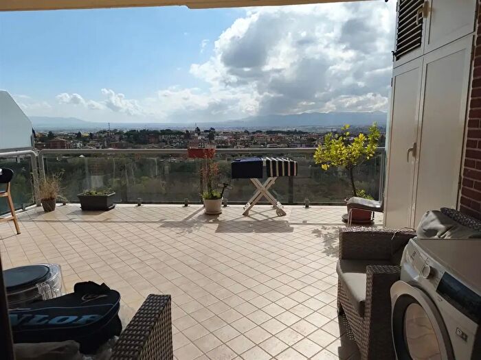 Appartamento trilocale in vendita in Via Monti della Laga, Roma