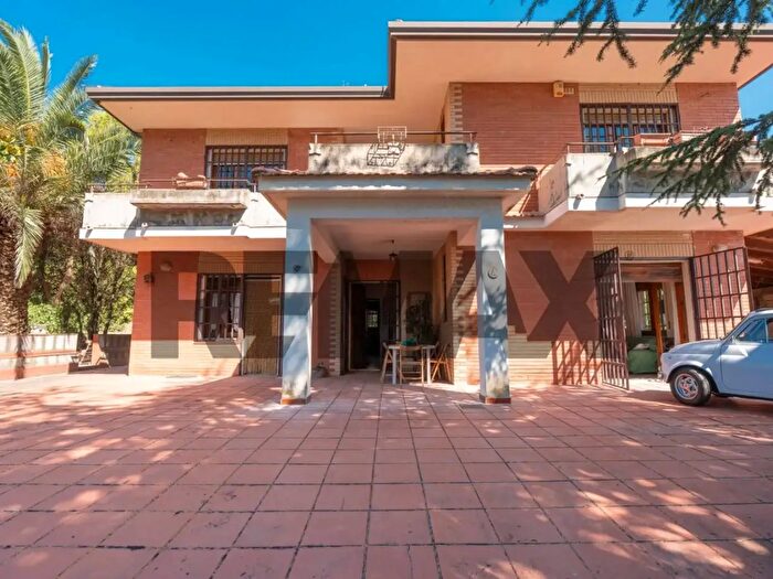 Casa con 8 locali in vendita in Viale dello Sport, Trecastagni