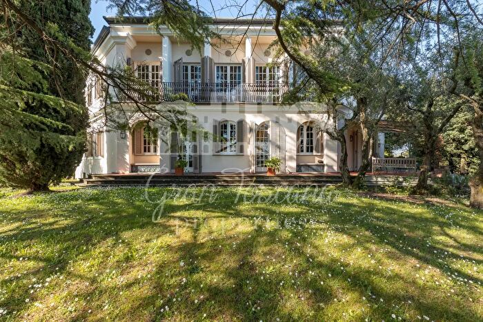 Casa con 14 locali in vendita in Lucca