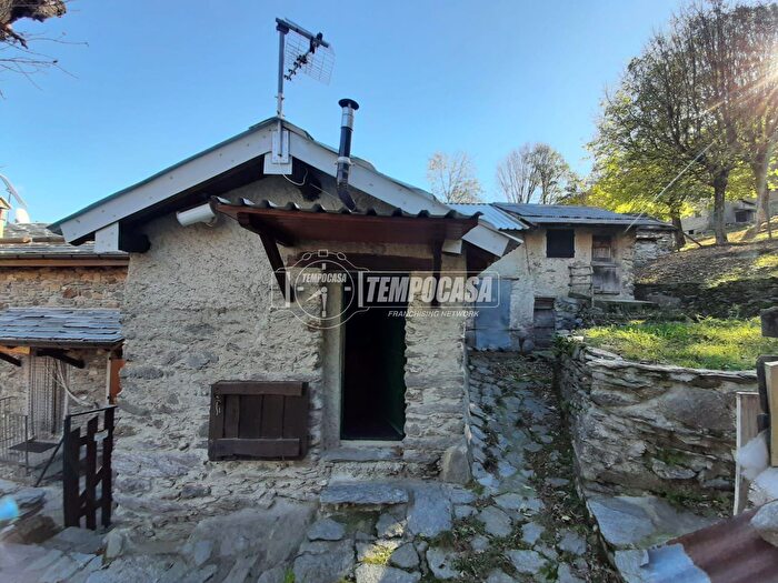 Casa trilocale in vendita in Via San Iorio, Garzeno