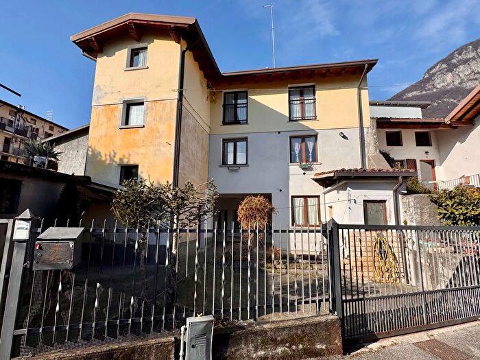 Casa trilocale in vendita in Vicolo Valle, Costa Volpino