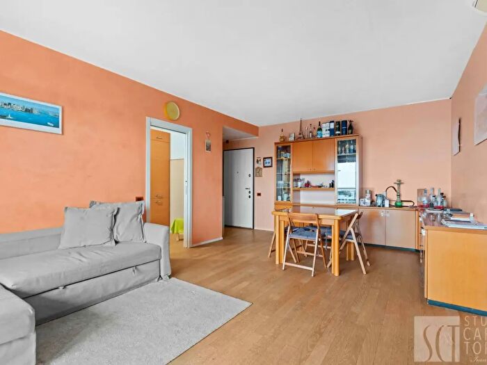 Appartamento trilocale in vendita in Via Umberto Ceva, Milano