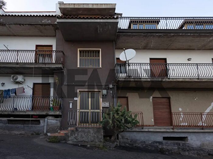 Appartamento trilocale in affitto in Via Fossazza, Zafferana Etnea