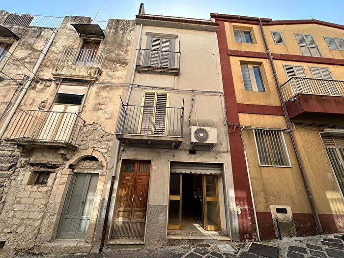 Casa quadrilocale in vendita in Via Giovanni Bovio, Giarratana