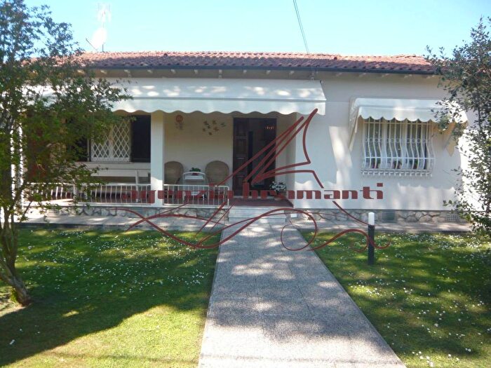 Casa quadrilocale in affitto in Via Trento, Centro, Forte dei Marmi