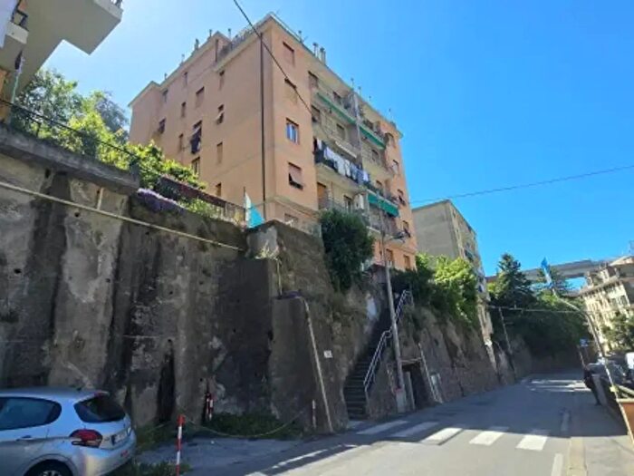 Appartamento trilocale in vendita in Via Giovanni Daneo, Genova