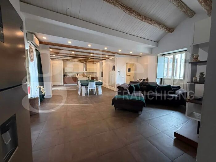 Appartamento con 10 locali in vendita in Via Ettore Ruggero De Medici, Lamezia Terme