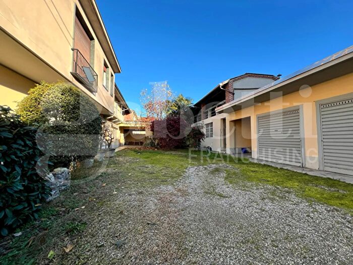 Casa con 5 locali in vendita in Via Giardino, Castano Primo