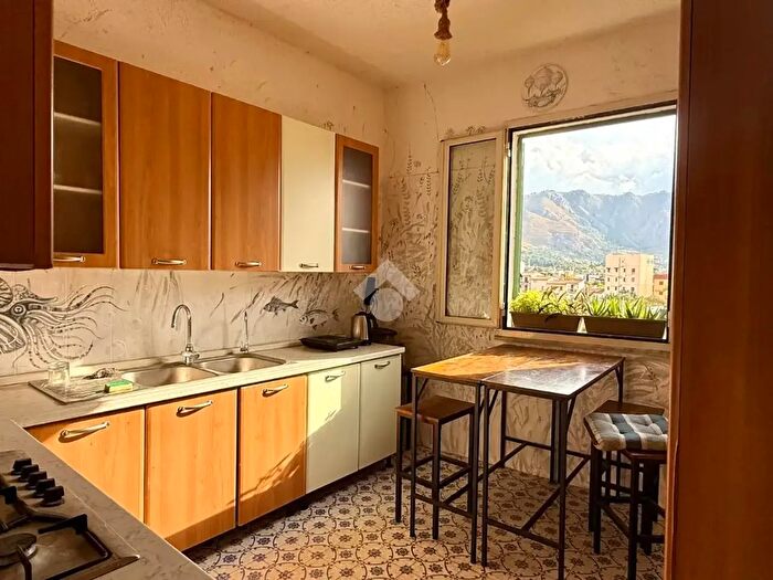 Appartamento trilocale in affitto in Via Conte Federico, Palermo