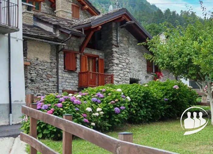 Casa con 8 locali in vendita in Frazione Gera, Noasca