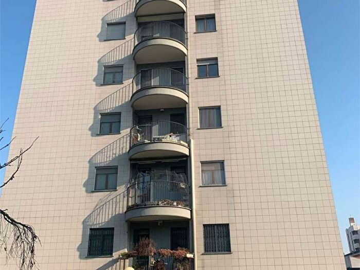 Appartamento trilocale in affitto in VIA CASSANO DADDA, Corvetto, Milano