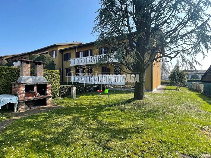 Appartamento trilocale in vendita in Via Giovanni Pascoli, Binago