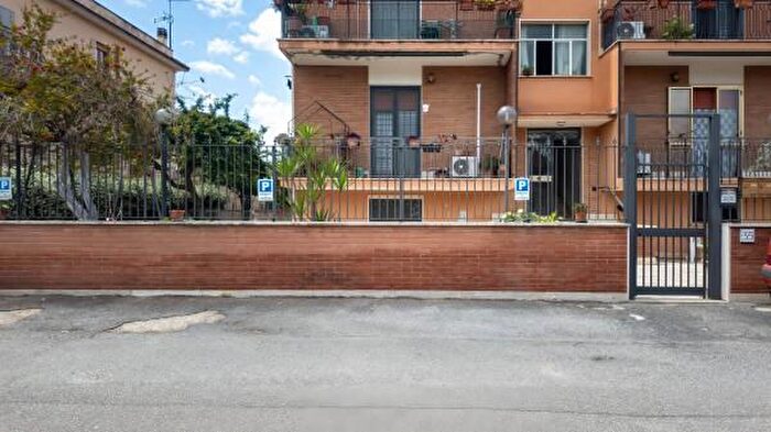 Appartamento trilocale in vendita in Via Ittiri, Roma