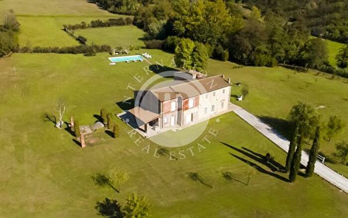 Casa con 6 locali in vendita in Lucca