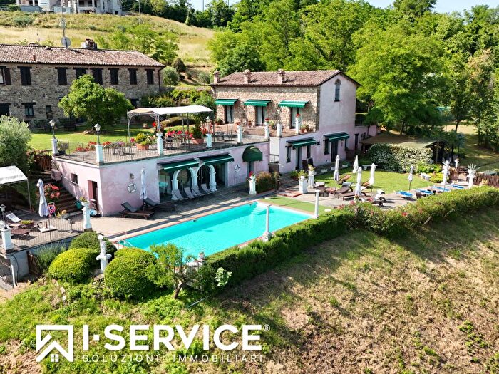 Casa con 9 locali in vendita in Via dei Laghi, Roncofreddo