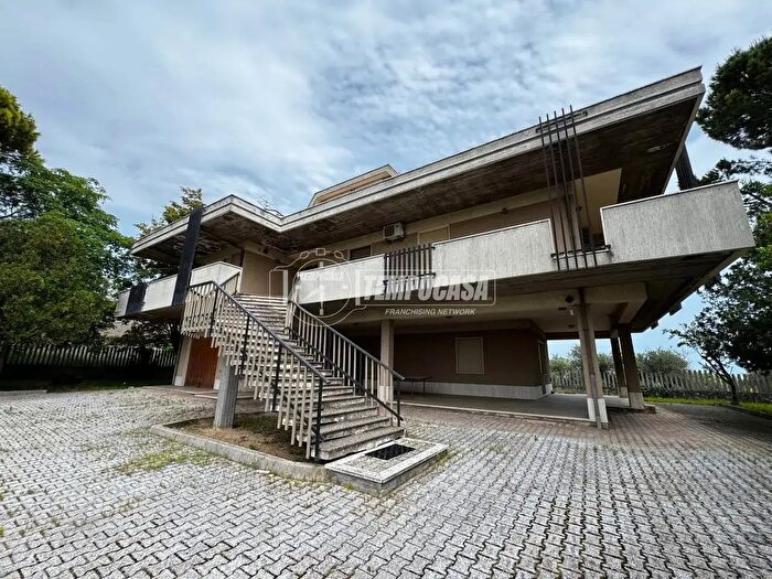 Casa con 7 locali in vendita in Via dei Frentani, Chieti